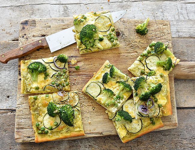 Brokkolipizza mit Hollandaise & Bio-Gouda